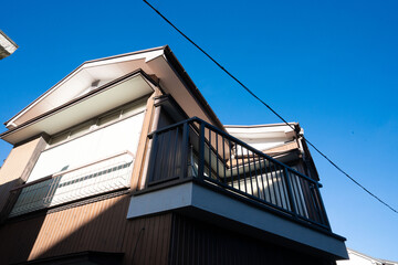 青空と一戸建て住宅の外観