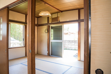 誰も住んでいないがらんとした空き家の内部