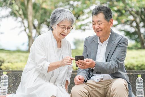 遺産分割について話し合う家族